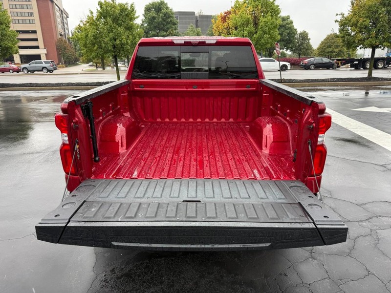 Chevrolet Silverado 1500 Vehicle Full-screen Gallery Image 6