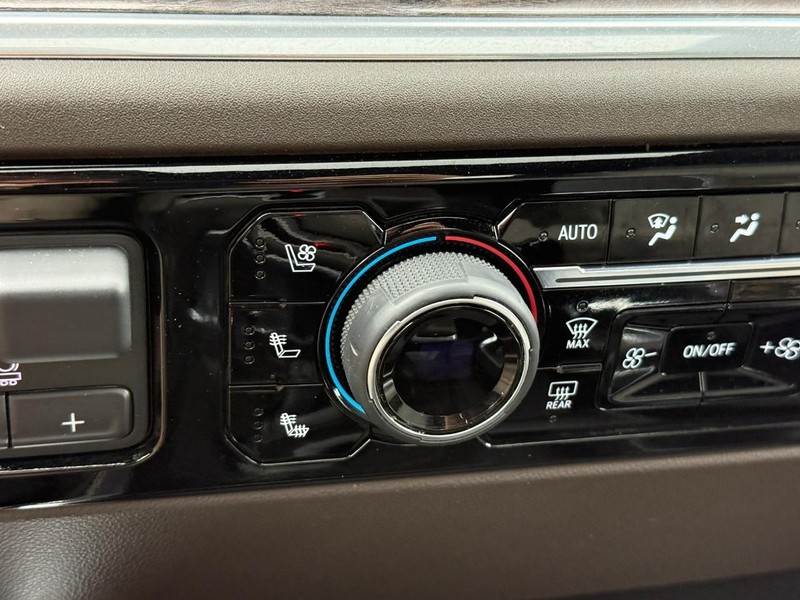 Chevrolet Silverado 1500 Vehicle Full-screen Gallery Image 21