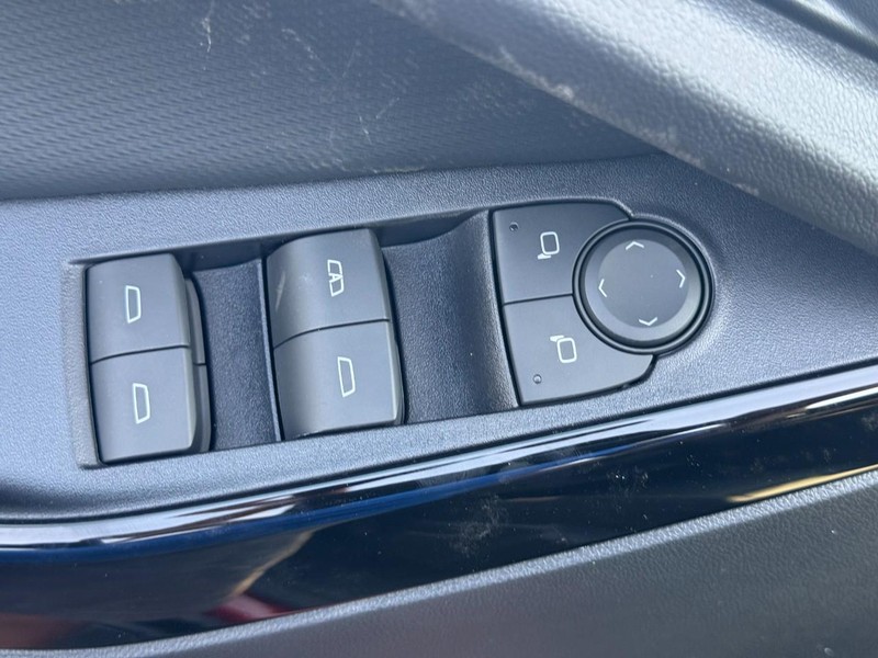 Chevrolet Equinox Vehicle Full-screen Gallery Image 11