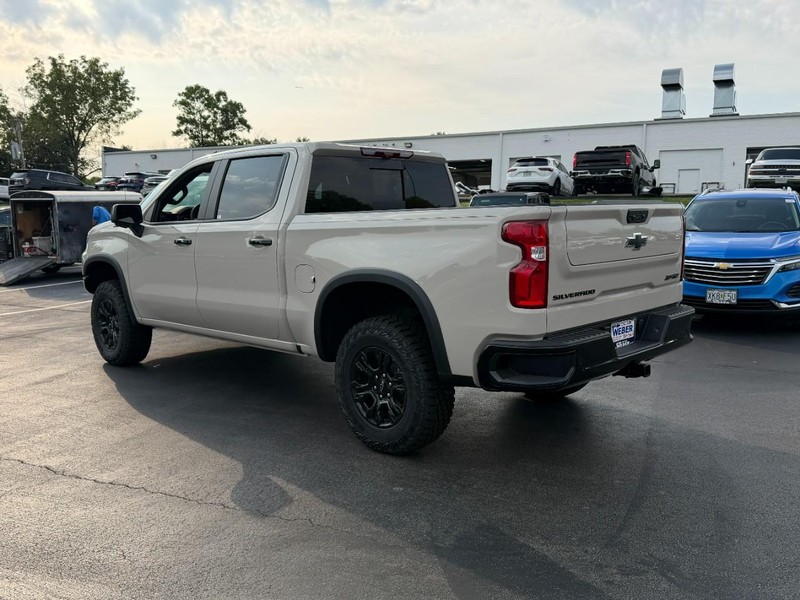 Chevrolet Silverado 1500 Vehicle Full-screen Gallery Image 3