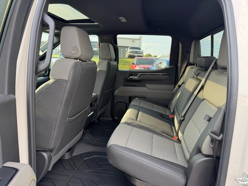 Chevrolet Silverado 1500 Vehicle Full-screen Gallery Image 4