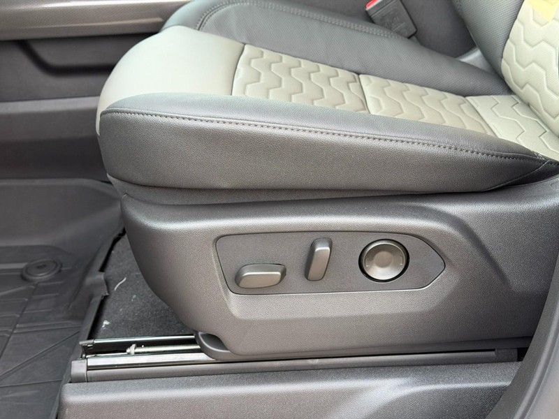Chevrolet Silverado 1500 Vehicle Full-screen Gallery Image 12