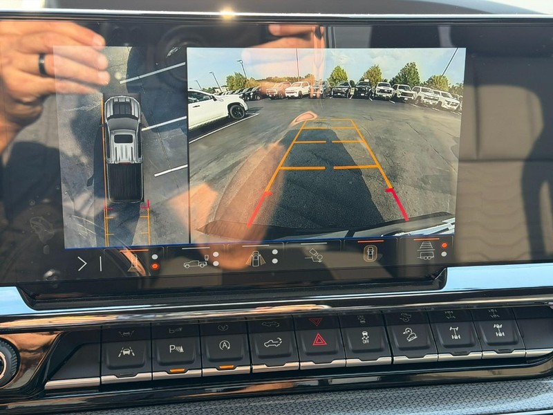 Chevrolet Silverado 1500 Vehicle Full-screen Gallery Image 16