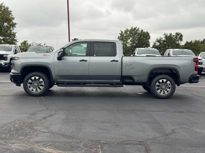 Chevrolet Silverado 2500HD Vehicle Full-screen Gallery Image 2