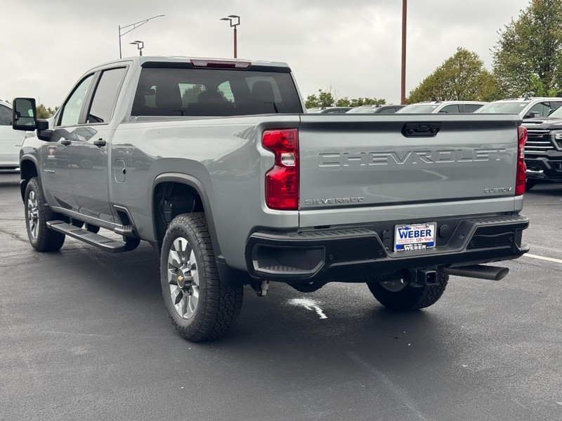 Chevrolet Silverado 2500HD Vehicle Full-screen Gallery Image 3