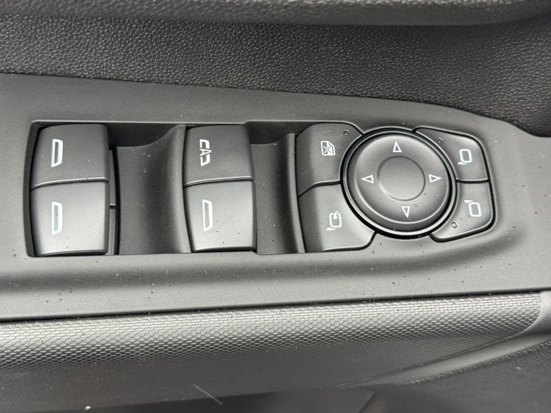 Chevrolet Silverado 2500HD Vehicle Full-screen Gallery Image 12
