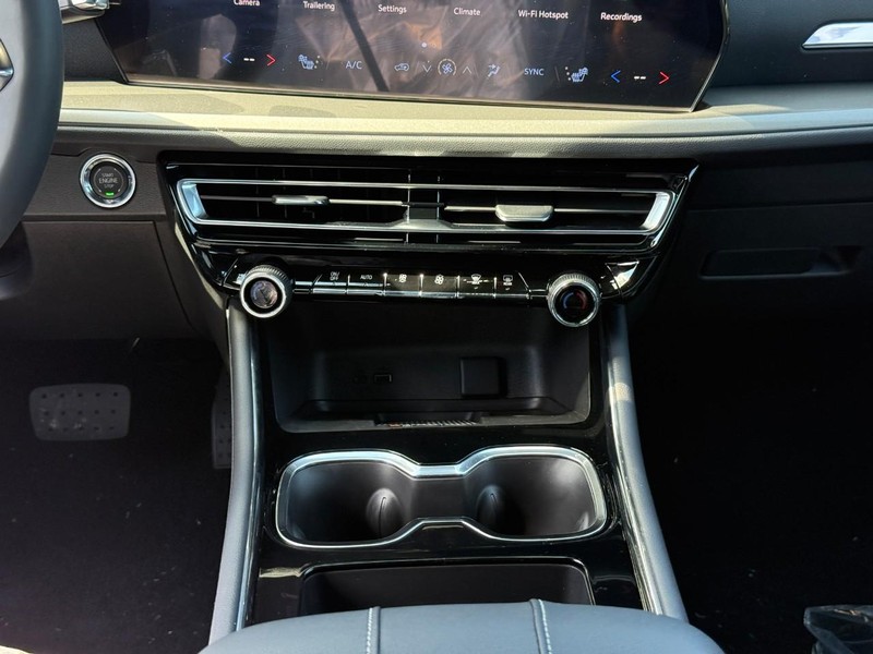 Chevrolet Traverse Vehicle Full-screen Gallery Image 10