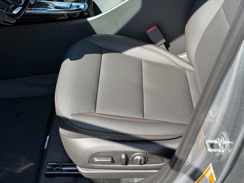 Chevrolet Trax Vehicle Full-screen Gallery Image 12