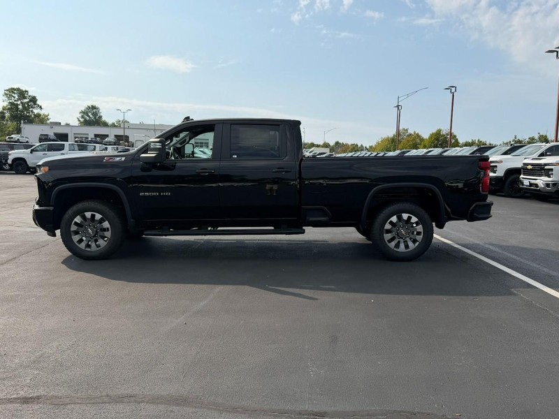 Chevrolet Silverado 2500HD Vehicle Full-screen Gallery Image 2