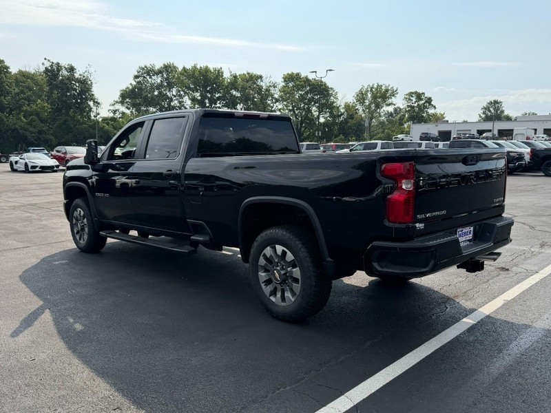 Chevrolet Silverado 2500HD Vehicle Full-screen Gallery Image 3
