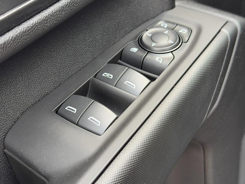 Chevrolet Silverado 2500HD Vehicle Full-screen Gallery Image 9