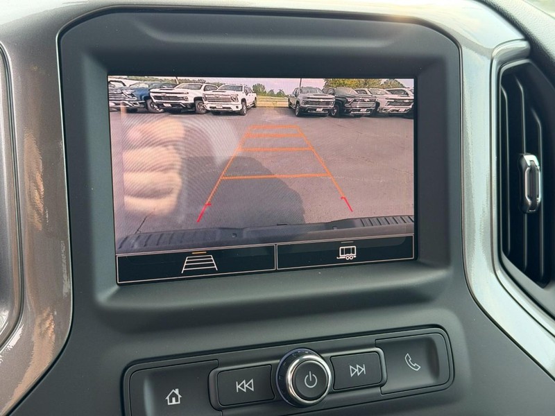Chevrolet Silverado 2500HD Vehicle Full-screen Gallery Image 12