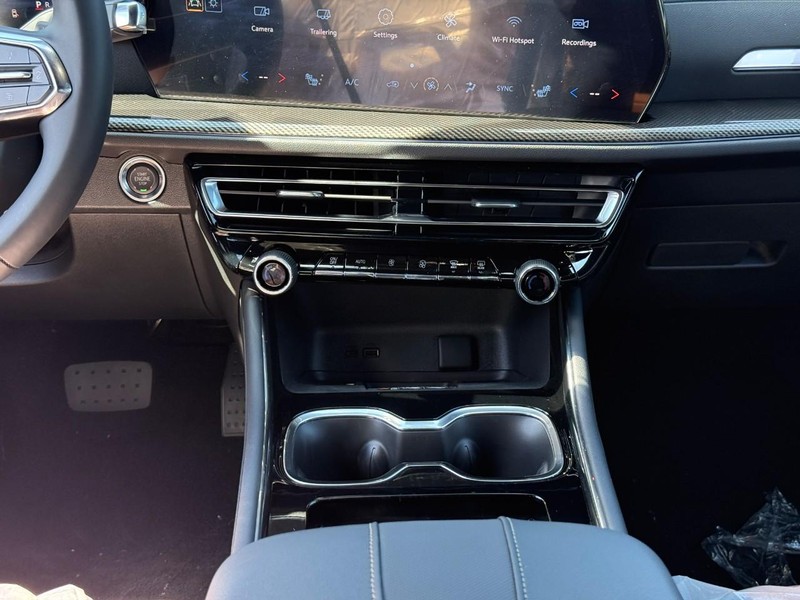 Chevrolet Traverse Vehicle Full-screen Gallery Image 11