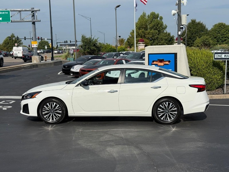 Nissan Altima Vehicle Full-screen Gallery Image 2