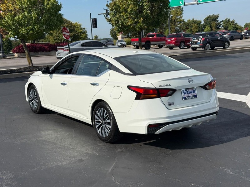 Nissan Altima Vehicle Full-screen Gallery Image 3