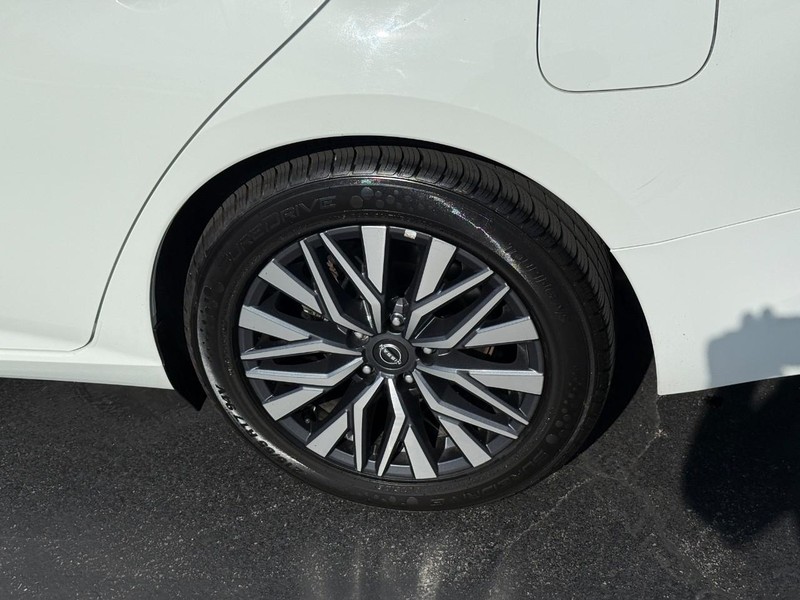 Nissan Altima Vehicle Full-screen Gallery Image 4