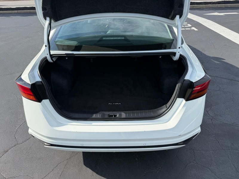 Nissan Altima Vehicle Full-screen Gallery Image 5