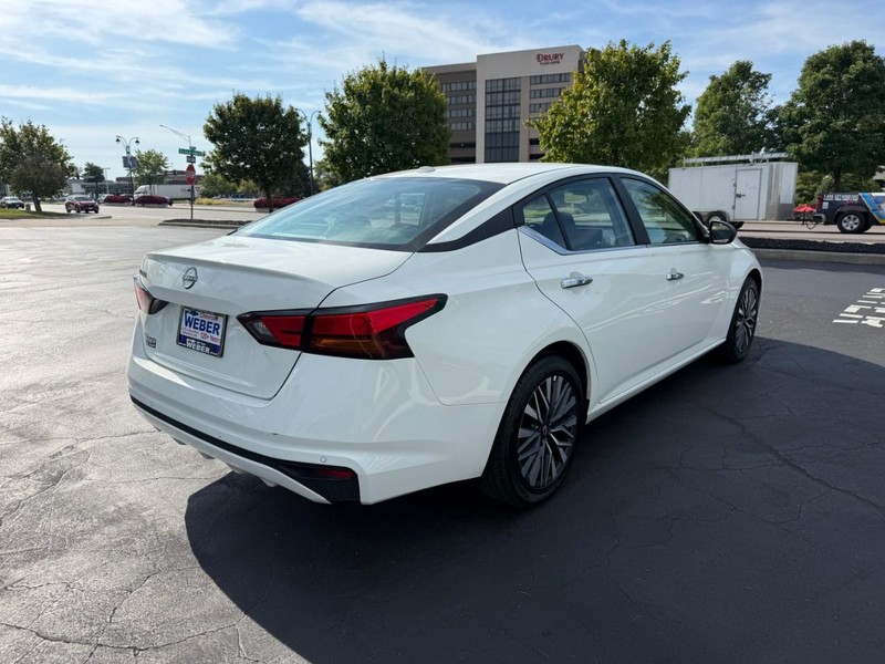 Nissan Altima Vehicle Full-screen Gallery Image 6