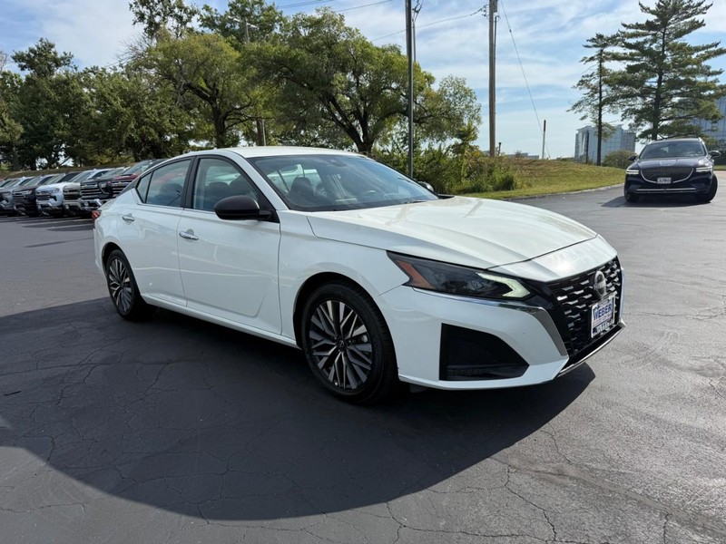 Nissan Altima Vehicle Full-screen Gallery Image 7