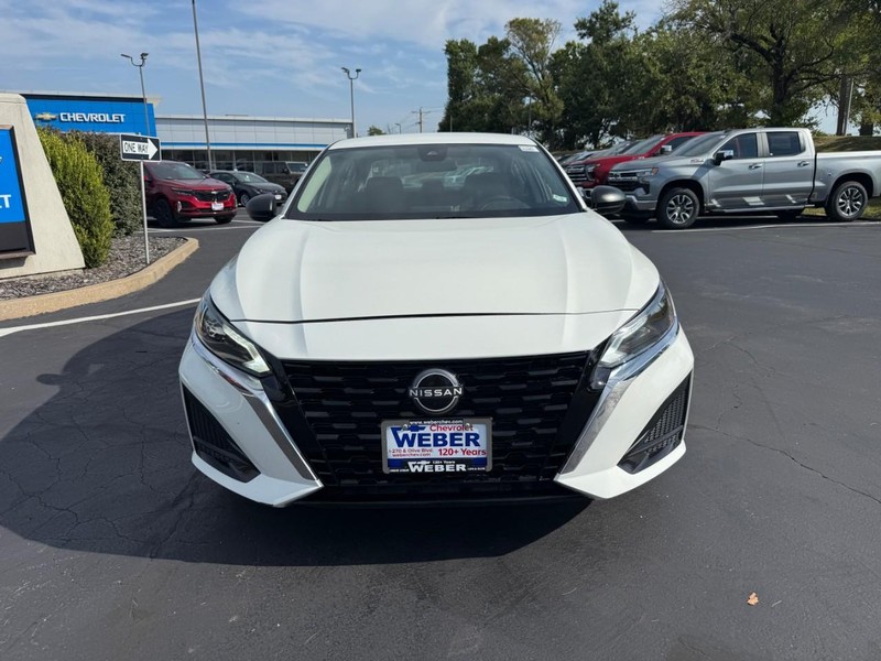 Nissan Altima Vehicle Full-screen Gallery Image 8