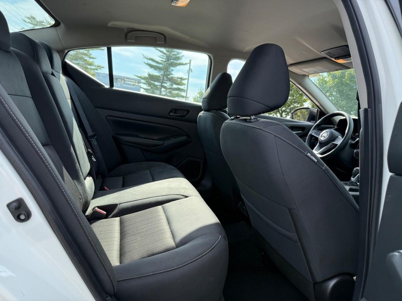 Nissan Altima Vehicle Full-screen Gallery Image 9