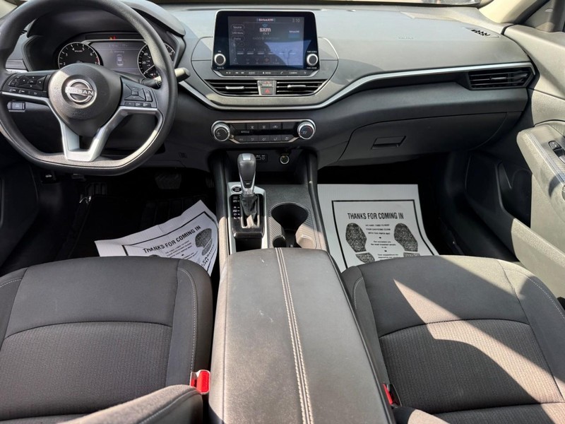 Nissan Altima Vehicle Full-screen Gallery Image 10