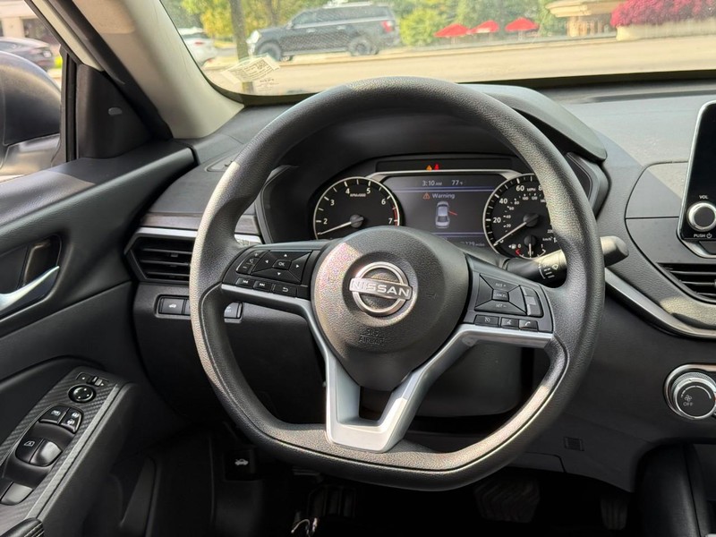 Nissan Altima Vehicle Full-screen Gallery Image 11