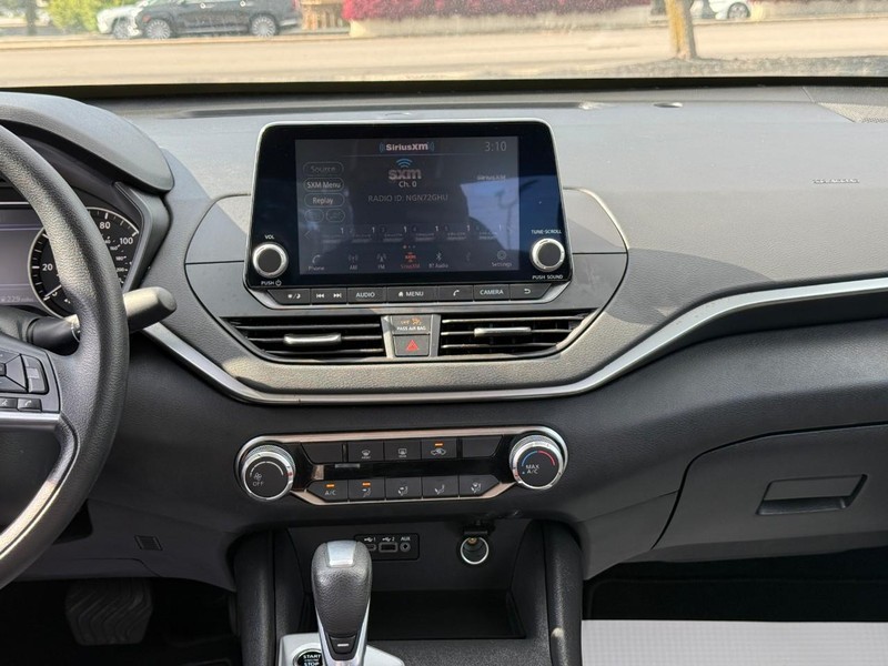 Nissan Altima Vehicle Full-screen Gallery Image 12