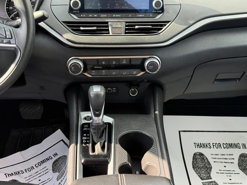 Nissan Altima Vehicle Full-screen Gallery Image 13