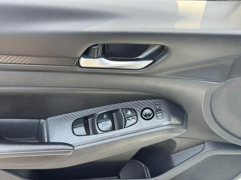 Nissan Altima Vehicle Full-screen Gallery Image 14