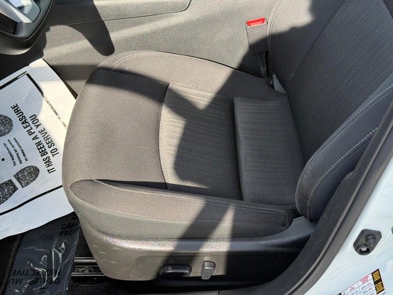 Nissan Altima Vehicle Full-screen Gallery Image 15