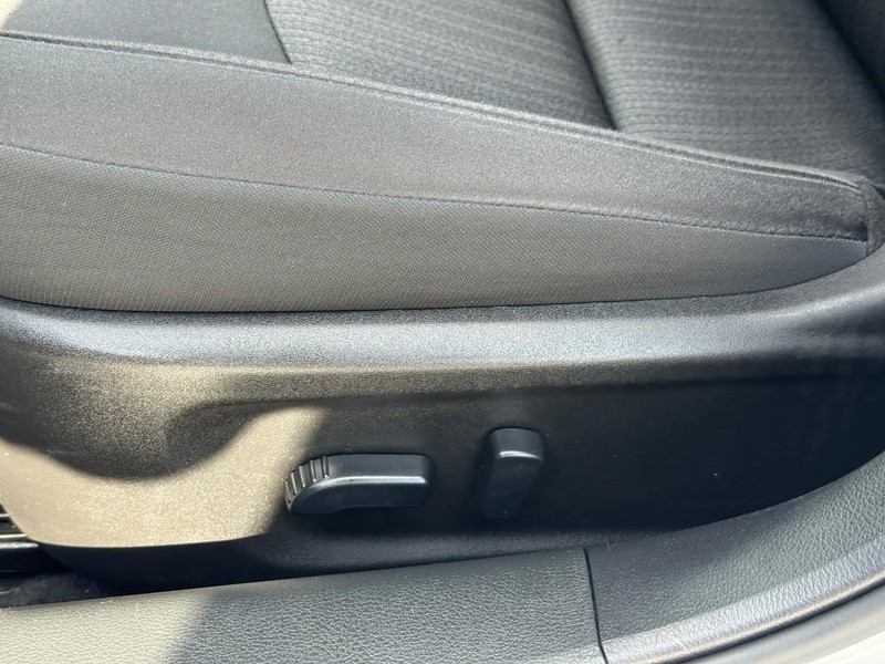 Nissan Altima Vehicle Full-screen Gallery Image 16