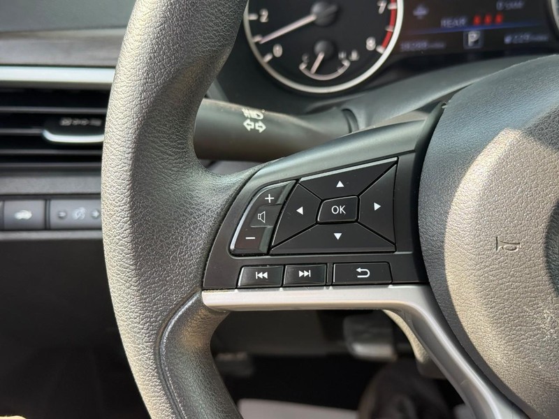 Nissan Altima Vehicle Full-screen Gallery Image 17