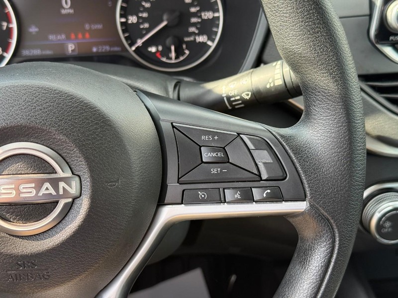Nissan Altima Vehicle Full-screen Gallery Image 18