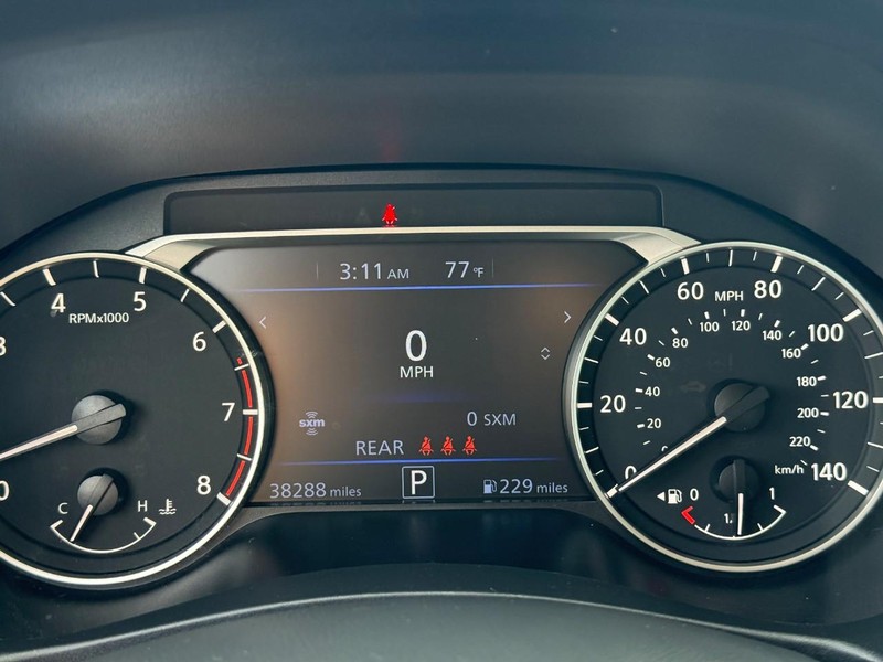 Nissan Altima Vehicle Full-screen Gallery Image 19