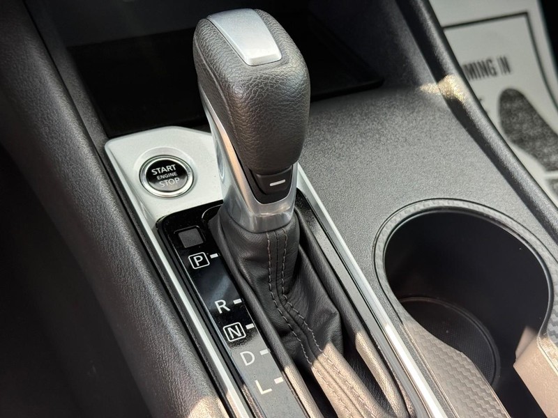 Nissan Altima Vehicle Full-screen Gallery Image 20