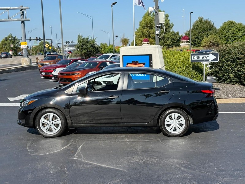 Nissan Versa Vehicle Full-screen Gallery Image 2