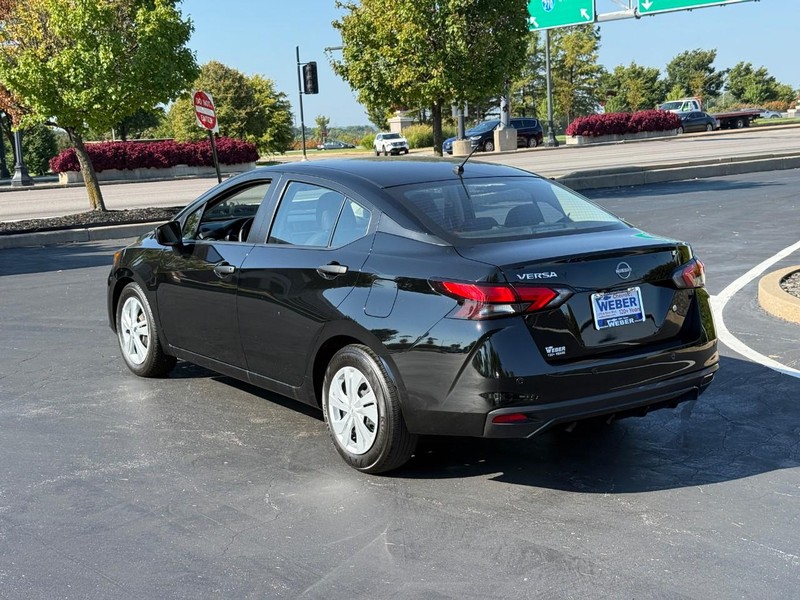 Nissan Versa Vehicle Full-screen Gallery Image 3