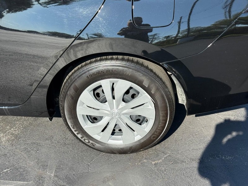 Nissan Versa Vehicle Full-screen Gallery Image 4