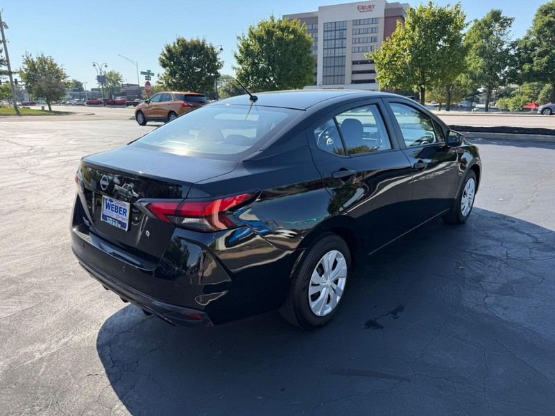 Nissan Versa Vehicle Full-screen Gallery Image 6