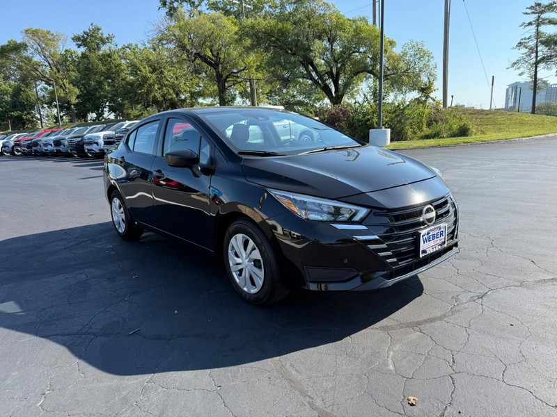 Nissan Versa Vehicle Full-screen Gallery Image 7