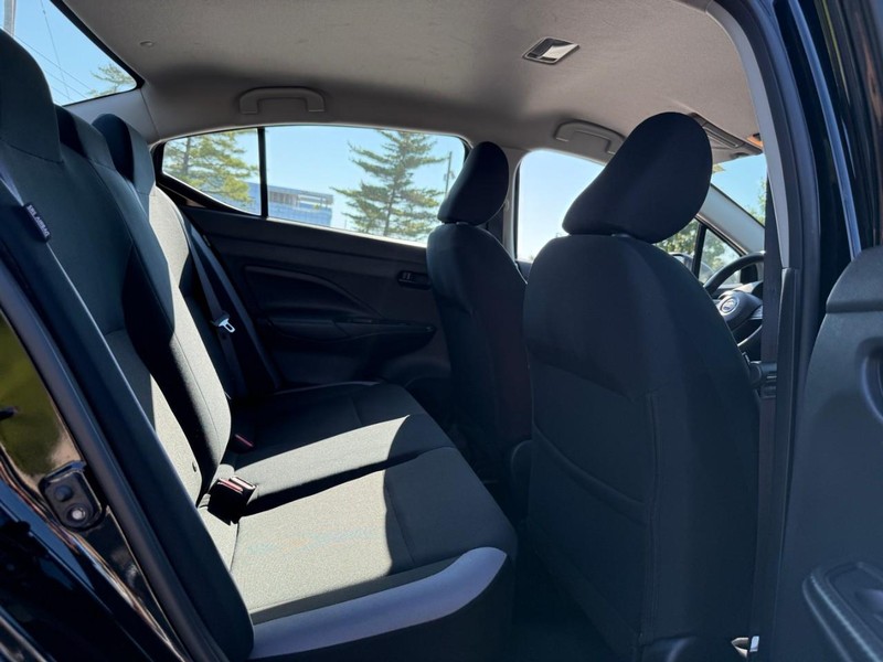 Nissan Versa Vehicle Full-screen Gallery Image 9