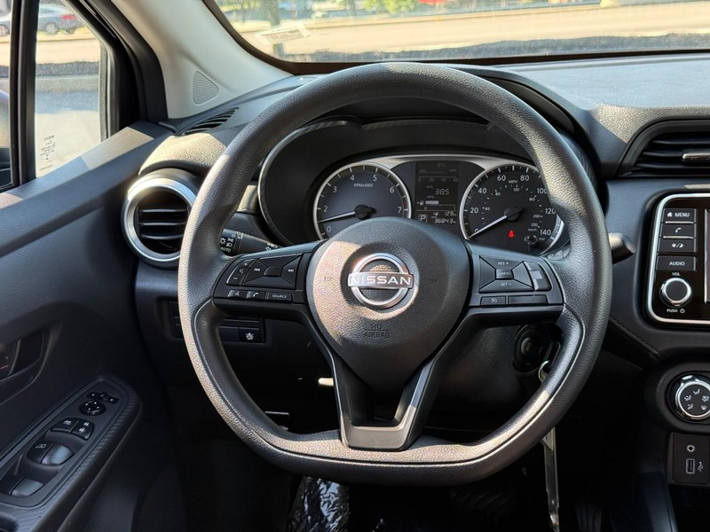 Nissan Versa Vehicle Full-screen Gallery Image 11