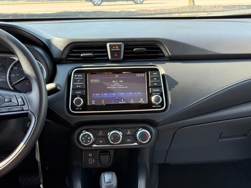 Nissan Versa Vehicle Full-screen Gallery Image 12