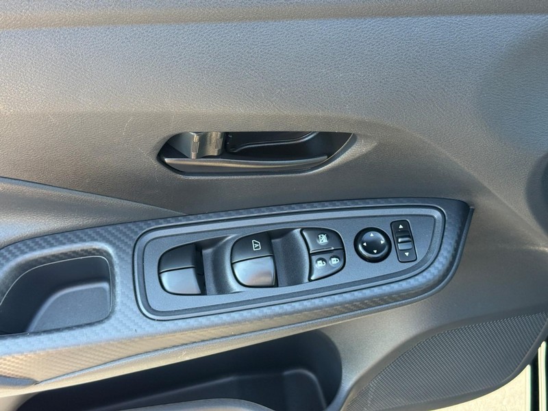 Nissan Versa Vehicle Full-screen Gallery Image 14