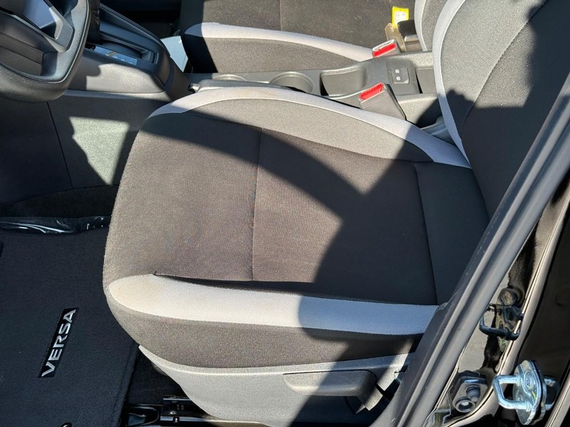 Nissan Versa Vehicle Full-screen Gallery Image 15
