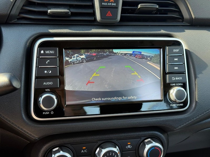 Nissan Versa Vehicle Full-screen Gallery Image 19