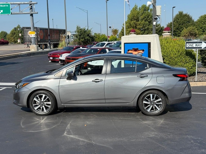 Nissan Versa Vehicle Full-screen Gallery Image 2