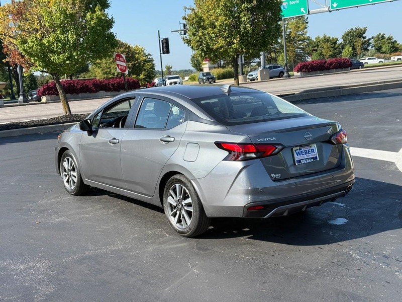 Nissan Versa Vehicle Full-screen Gallery Image 3