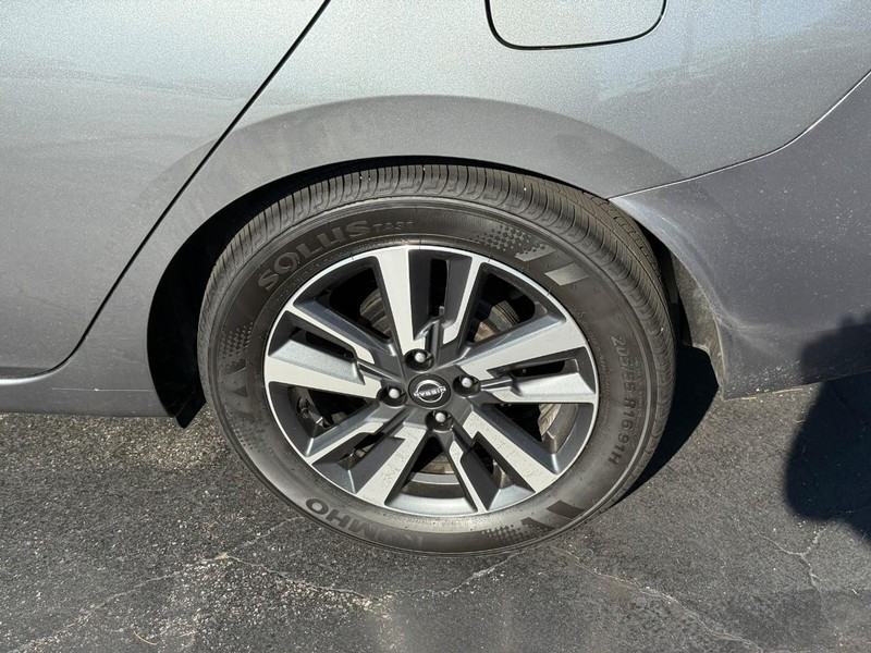 Nissan Versa Vehicle Full-screen Gallery Image 4